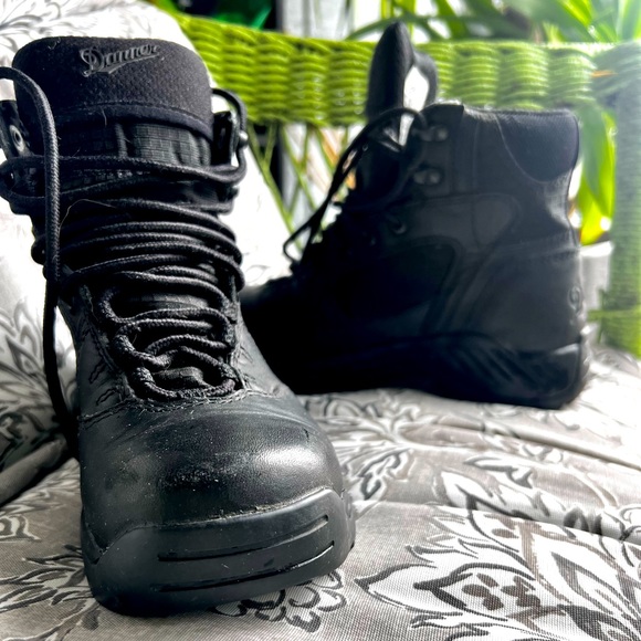 *Like New Danner Kinetic 8” Black Hiking Boots. Size 6, they run a tad small. - Picture 6 of 9